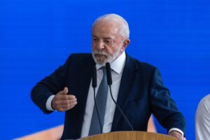 ‘Temos que aceitar’, diz Lula sobre eventual vitória de Flávio Bolsonaro na eleição