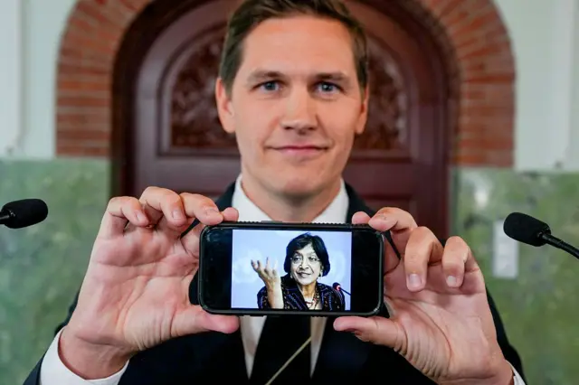O presidente do Comitê do Nobel, Jørgen Watne Frydnes, mostra um telefone celular exibindo uma foto de Navi Pillay